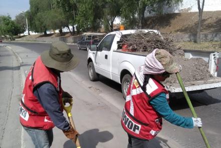 Realizan tareas de mantenimiento en vialidades de SLP