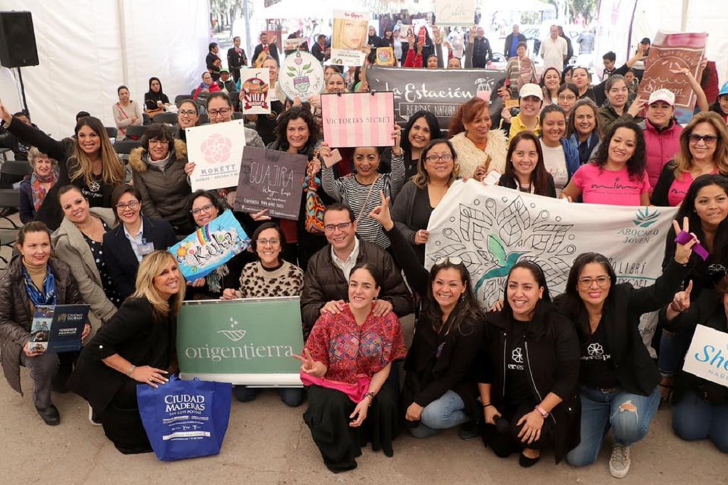 Inaugura Xavier Nava exposición y ciclo de conferencias “Mujer es por ti”
