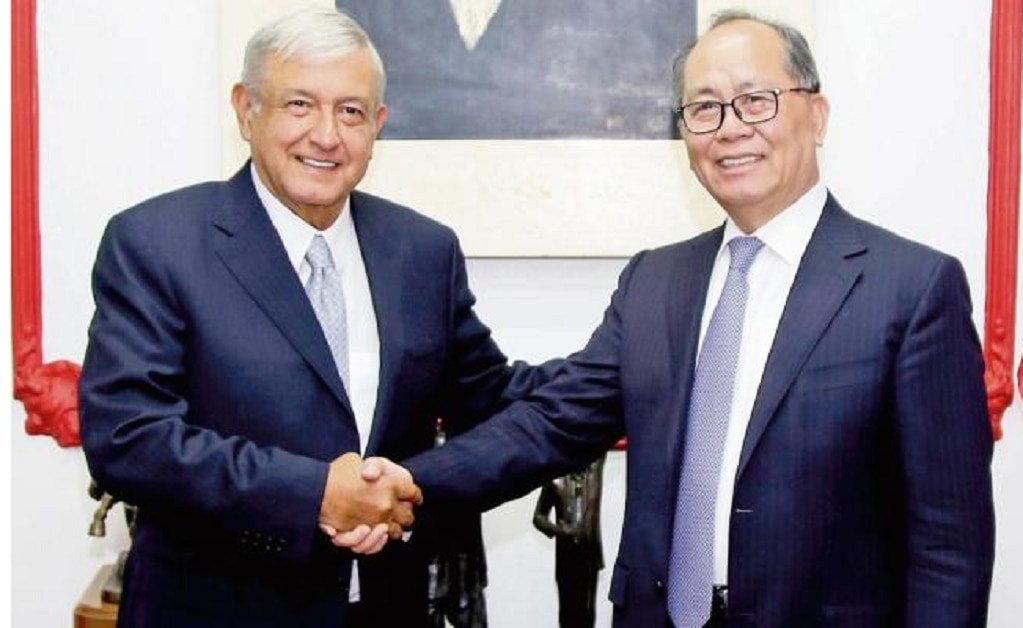  AMLO cambia de look: opta por estilo juarista