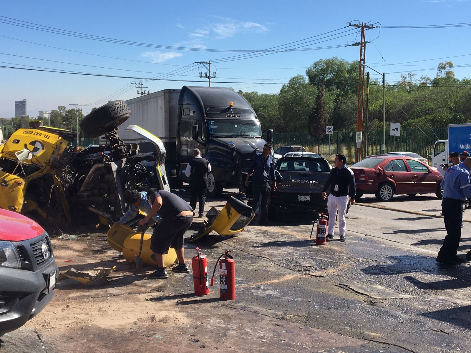 Revolvedora impacta contra vehículos en avenida Chapultepec; se reporta un muerto y cinco heridos