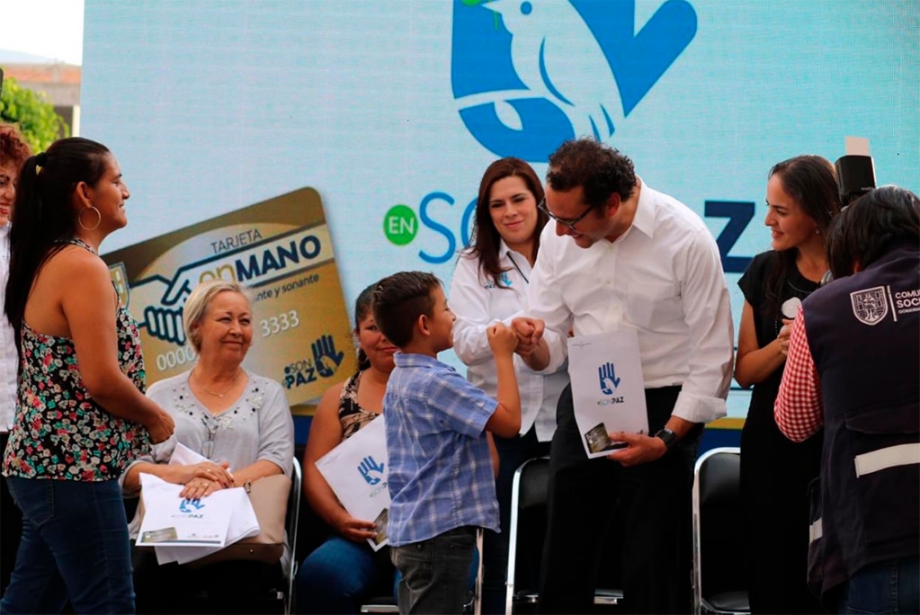 Entregan más de 300 apoyos sociales en Lomas de Satélite