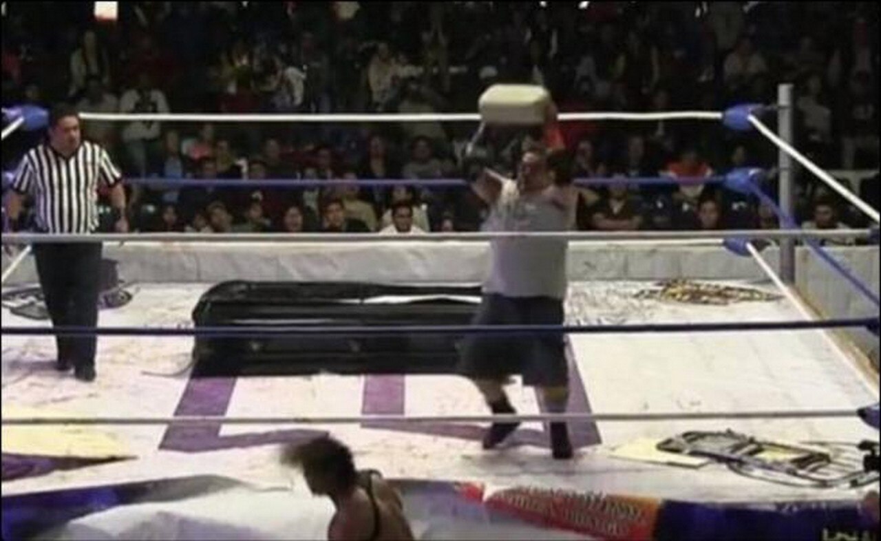  Suspenden a luchador Ángel o Demonio por ladrillazo al Cuervo