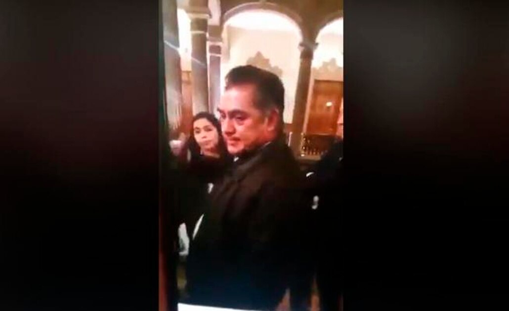 Le piden a "El Bronco" ayudar a adulto mayor; "con esa cadenita le compras esa madre", responde