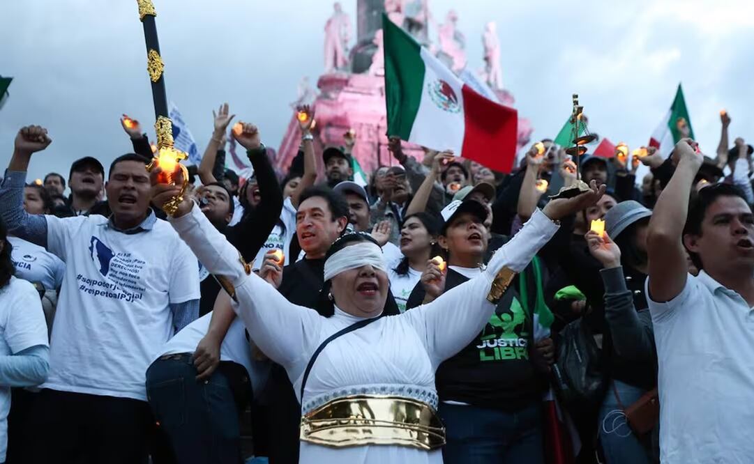 Trabajadores del Poder Judicial se reunieron en el Ángel de la Independencia para protestar contra la reforma de AMLO. Foto: Diego Simón
