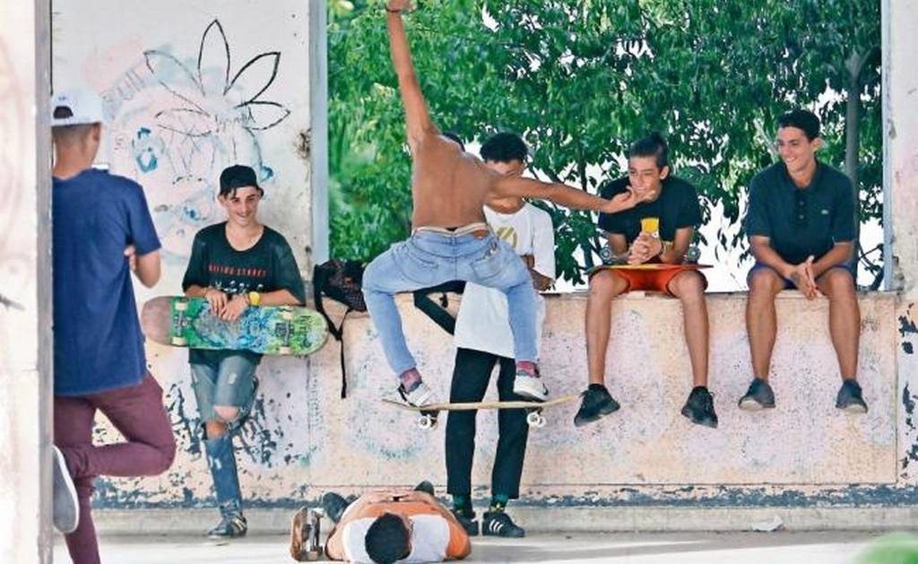 Un grupo de jóvenes monta patineta en La Habana. Actualmente, los jóvenes son el grupo demográfico predominante, lo que cambiará para 2045. (YANDER ZAMORA. EFE)
