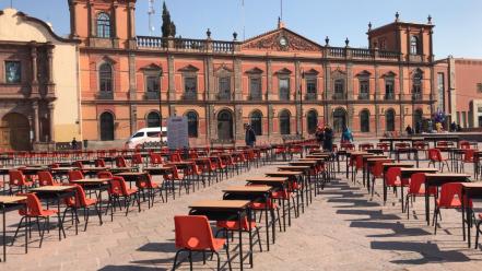 Conmemoran 1 año sin clases presenciales con exposición artística en Plaza Fundadores
