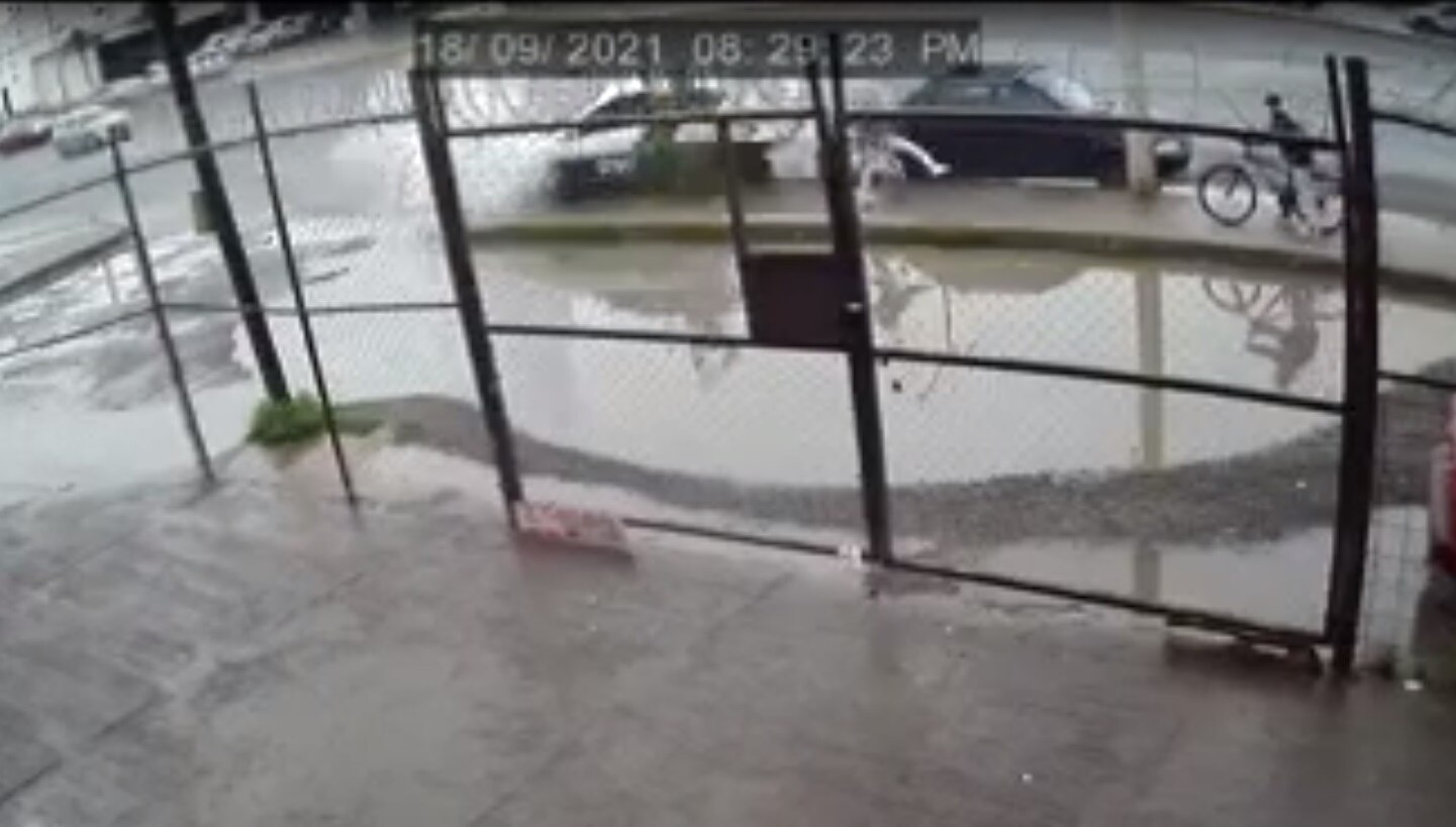 Taxista derrapa, arrolla a ciclista y peatón en SLP