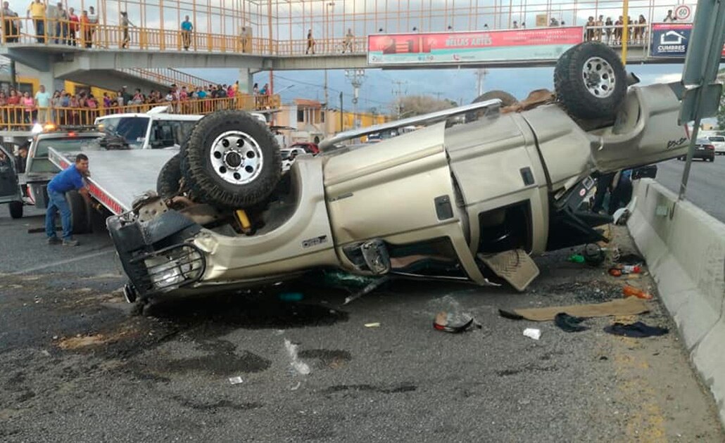 Choque volcadura en carretera Rioverde