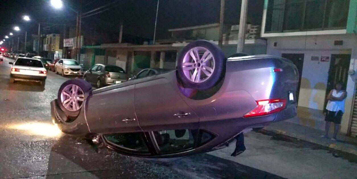 Mujer escapa en taxi tras ocasionar accidente