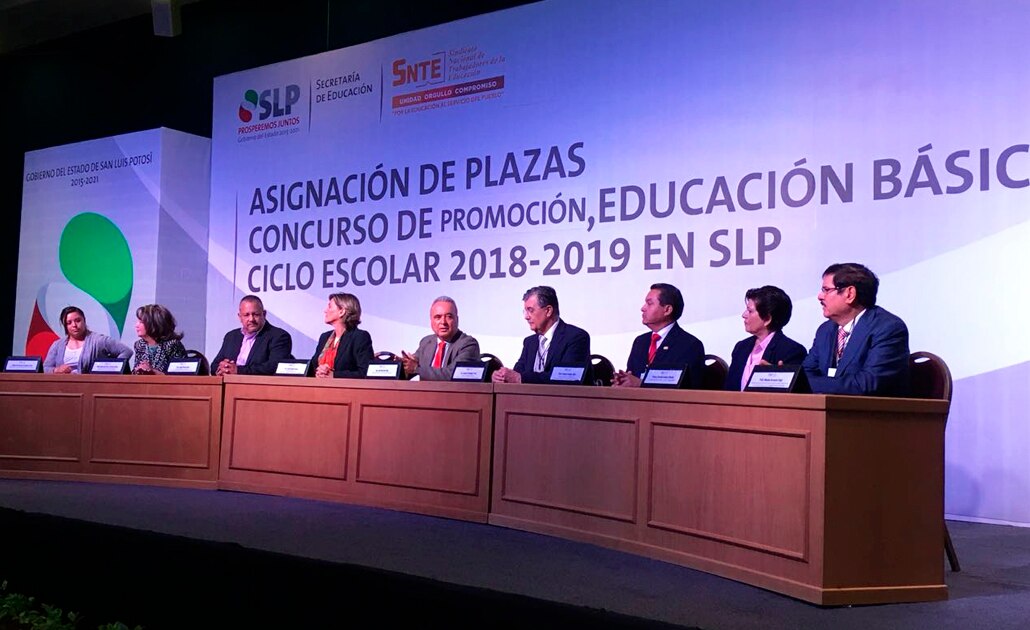 Entregan plazas para 131 trabajadores de la educación