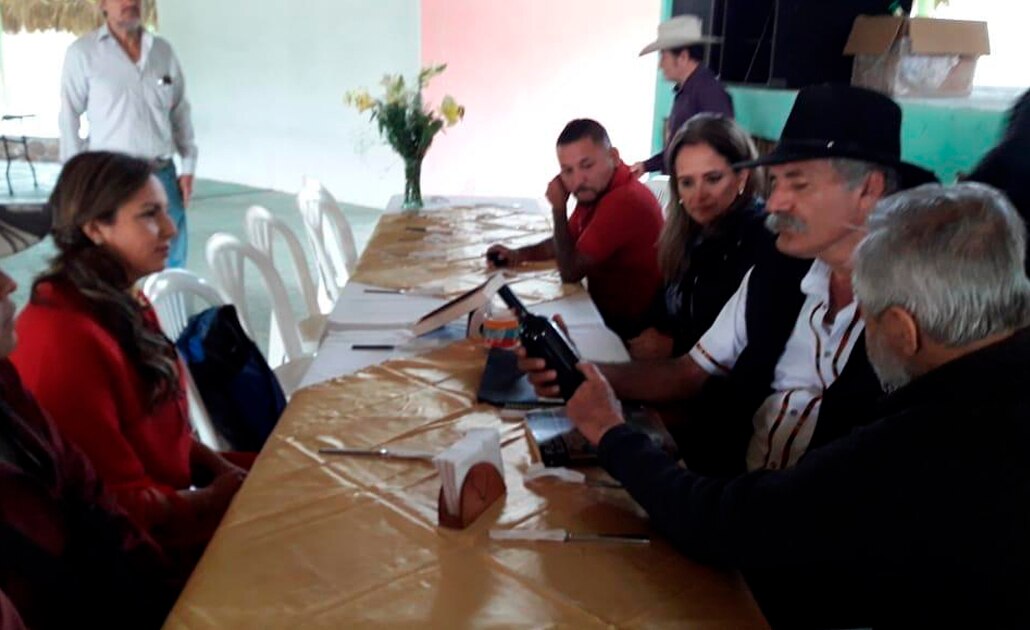 Pedro César Carrizales acompañando a Manuel Mireles por la Huasteca potosina | Foto: Cortesía