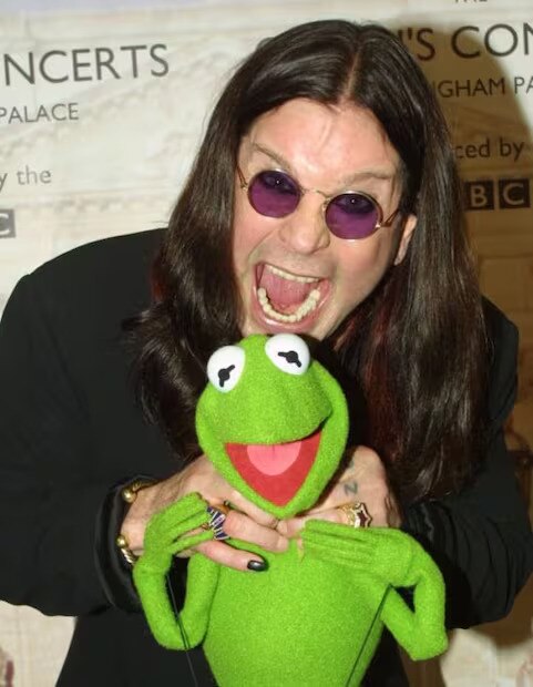 Desde muy pequeño padecía dislexia y una manera de distraerse de sus problemas fue el acercamiento a la música.