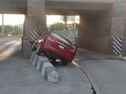 Automóvil se impacta en Río Santiago