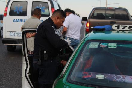 Taxista y pasajera, lesionados en choque