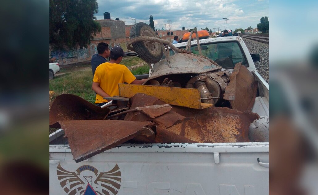 Municipales detienen a dos por robar chatarra de vagones de tren