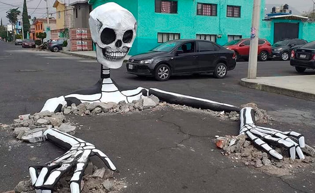 Calaveras "rompen" pavimento en Tláhuac por Día de Muertos