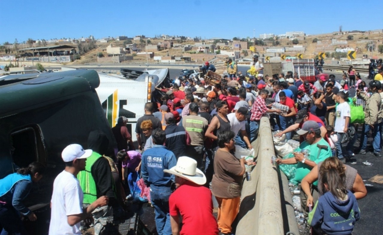  Rapiña de cerveza tras volcadura de tráiler en Zacatecas