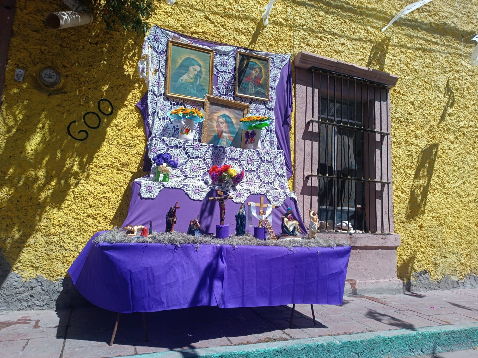 El callejón del Buche se viste de morado por los altares de Dolores del Viernes Santo