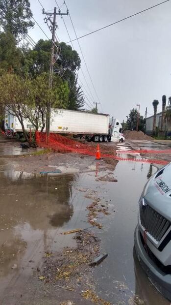 Por falta de señalética de obras, camiones caen en zanjas en zona industrial de SLP