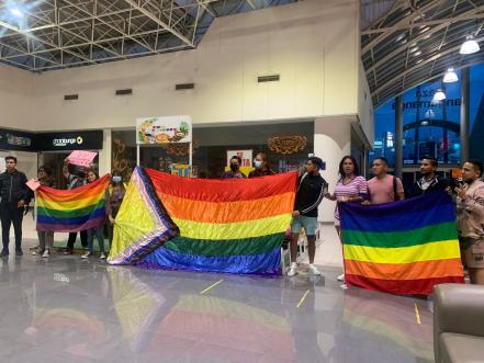 Con besos, abrazos y pancartas, comunidad LGBT+ exige alto a la homofobia en plaza Tangamanga