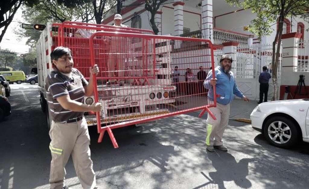  Colocan vallas metálicas a las afueras de la casa de transición de AMLO