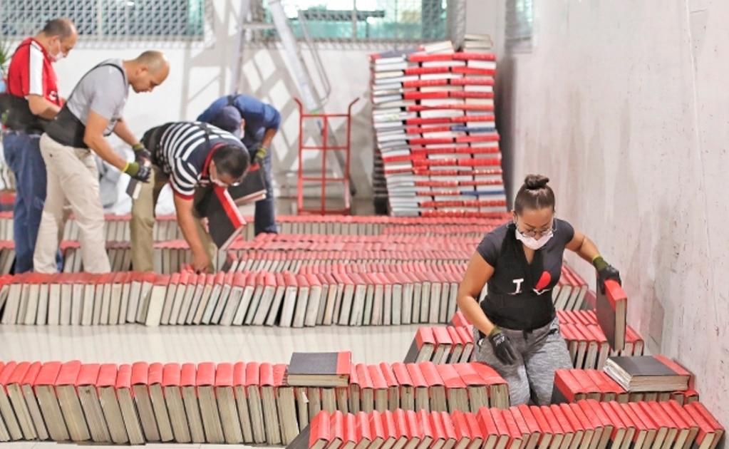 Los libros que los trabajadores acomodan cada fin de semana son primero colocados en una fila en el piso. El apéndice de cada uno de ellos les índica la forma en la que deben agruparlos, pues da un número determinado. Foto: GERMÁN ESPINOSA. EL UNIVERSAL