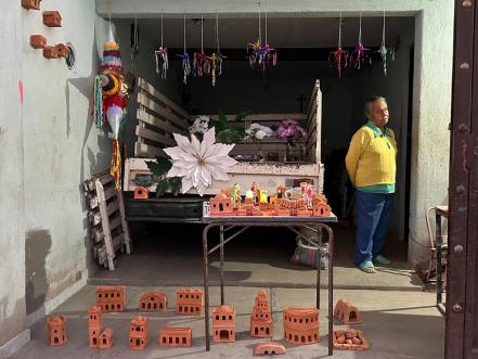 De albañil a artesano, Fausto da vida a castillos y villas con arcilla en San Luis Potosí