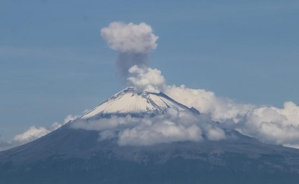 El Semáforo de Alerta se encuentra en Amarillo Fase 2, por lo que podría continuar la actividad explosiva de escala baja a intermedia, así como la lluvia de ceniza de leves a moderada. Foto: Archivo/ EL UNIVERSAL