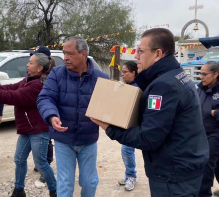 Con gorritos navideños y uniforme, policías reparten juguetes y despensas a familias potosinas