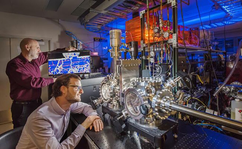 Los investigadores Michael Chandross (i) y Nicolás Argibay (d) junto a una pieza de este metal. Foto: EFE/Sandia National Laboratories