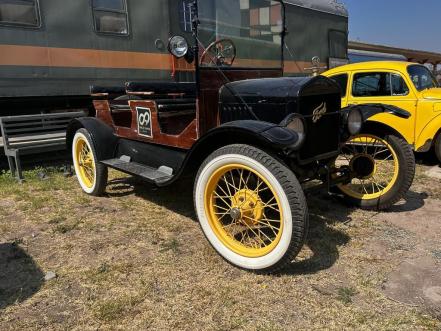 Así fue la exhibición de autos clásicos en el Museo del Ferrocarril de SLP 