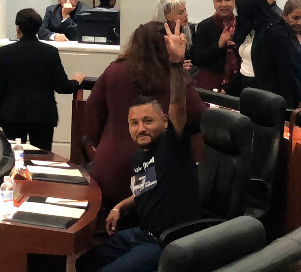 Acompañado de familia y amigos “El Mijis” rinde protesta como diputado