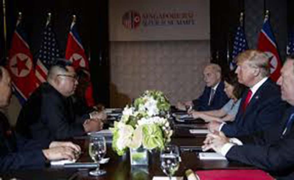 Trump y Kim Jong-un charlan a solas y luego con sus equipos