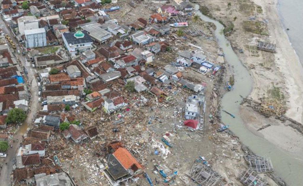 Sube a 429 el número de muertos tras devastador tsunami en Indonesia