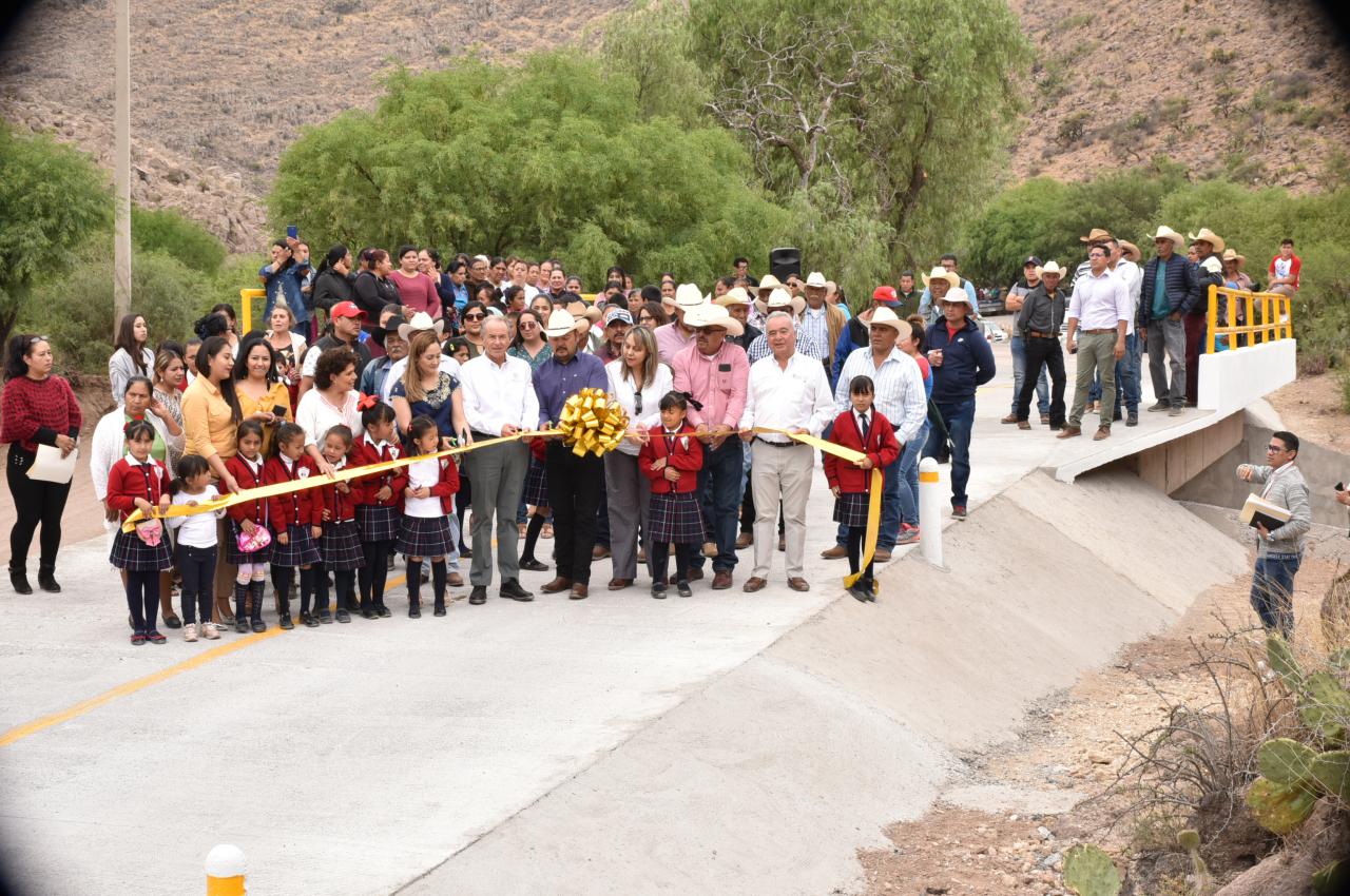 Gobernador entrega obras de infraestructura en Ahualulco