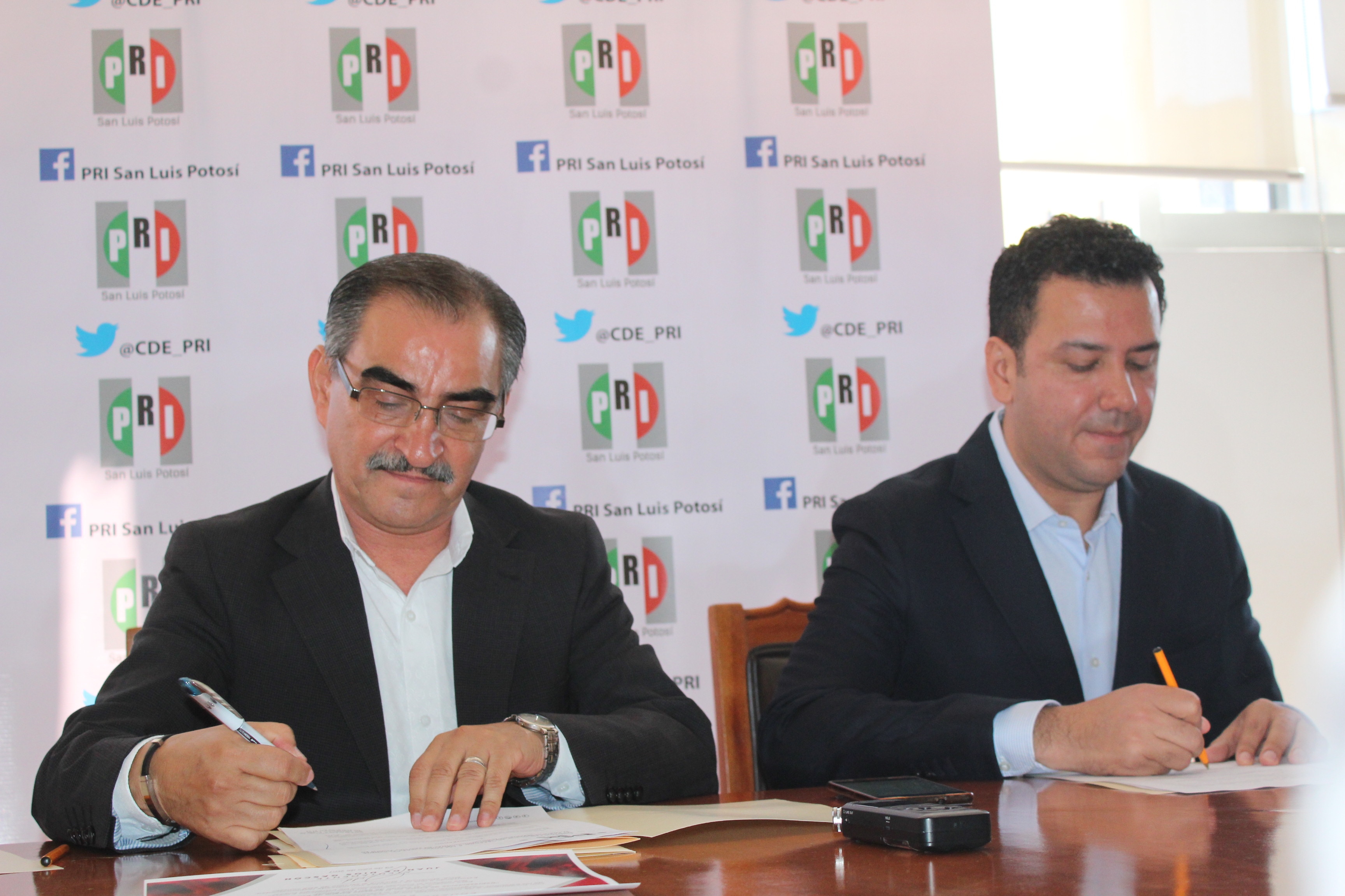 PRI firma alianza en 13 distritos locales