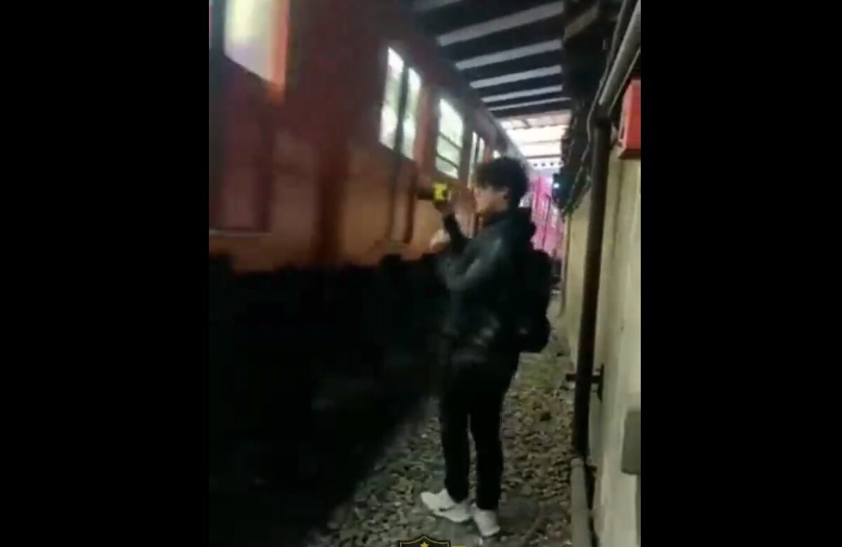 VIDEO ¡Lo hizo de nuevo! Youtuber burla seguridad del Metro CDMX y esto grabó