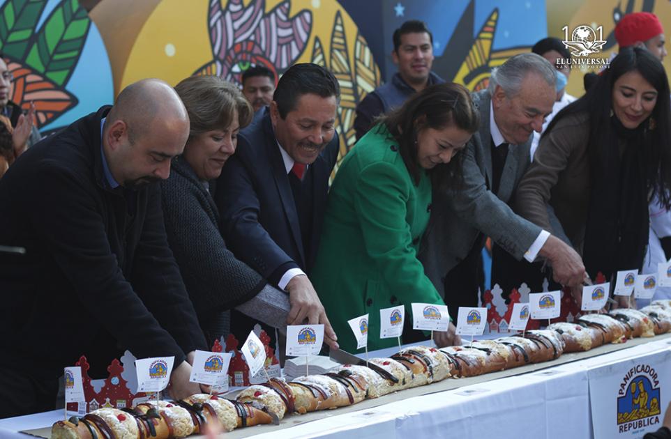 Parten rosca de reyes monumental en Plaza de Armas