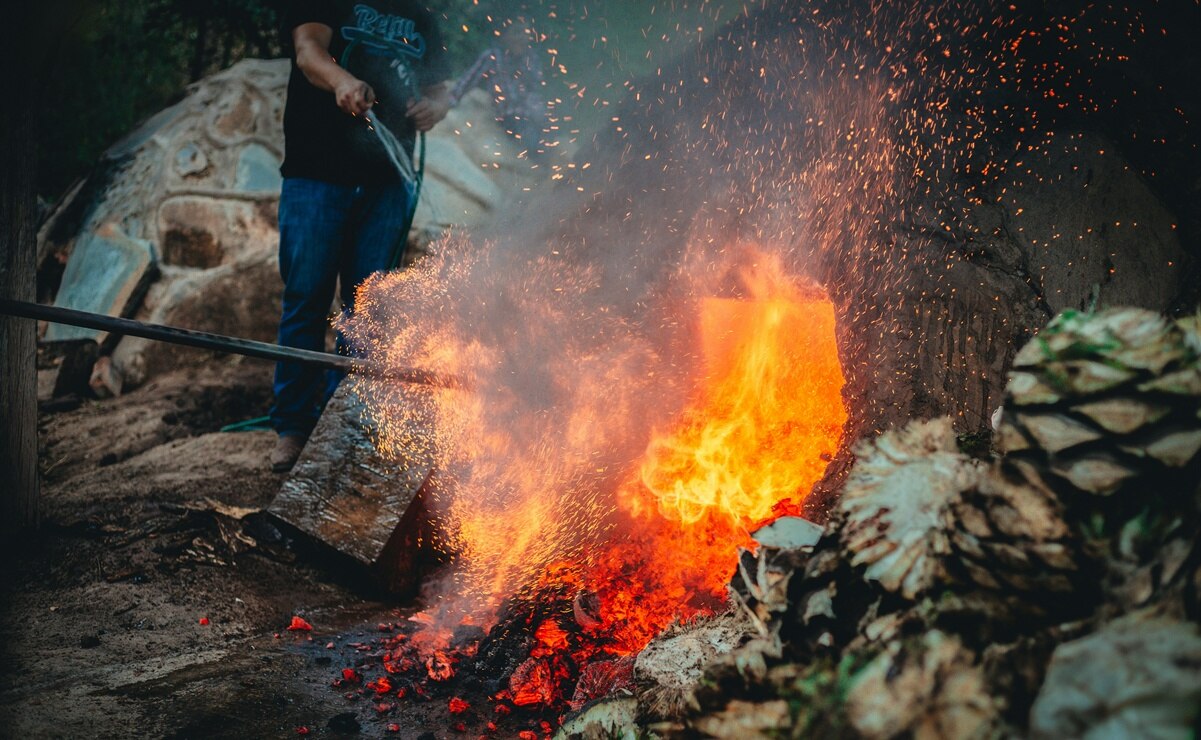 ¿Por qué se llama así el mezcal, la bebida más tradicional de SLP?