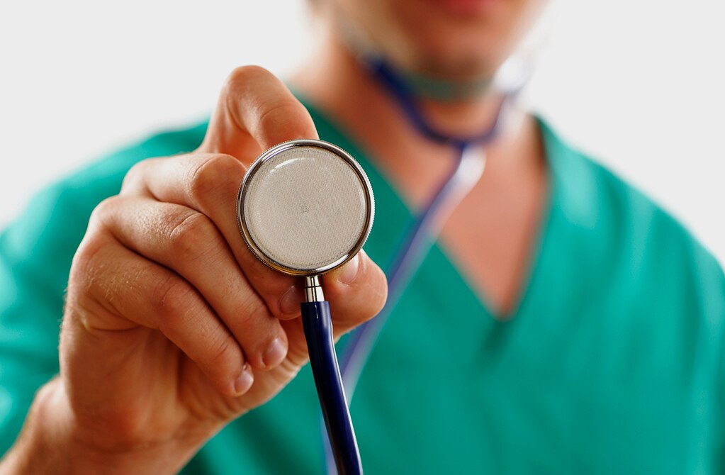 275 plazas médicas en riesgo por eliminación de becas en SLP