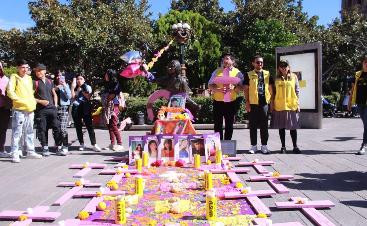 Colocan ofrenda en el memorial de Karla Pontigo y exigen audiencia con el gobernador de SLP. Fotos: Cecilia Lara