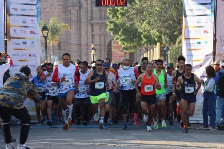Al menos tres mil personas, participan en carrera por los migrantes en SLP