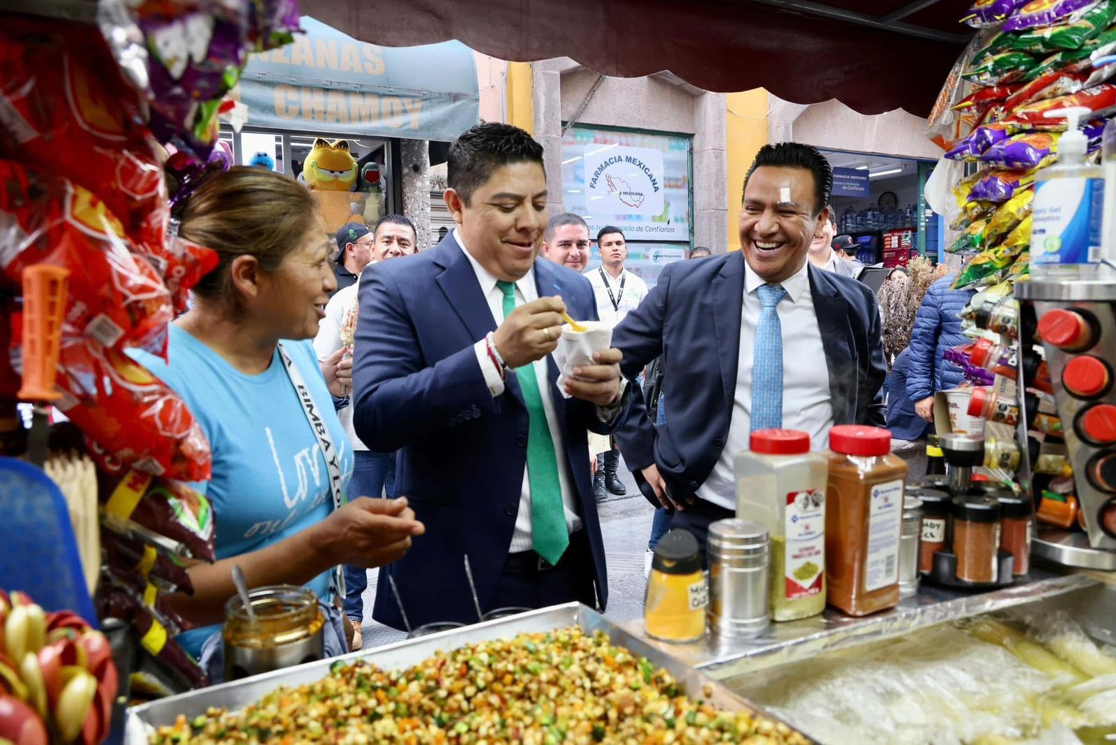 El gobernador ha degustado los elotes de doña Adela