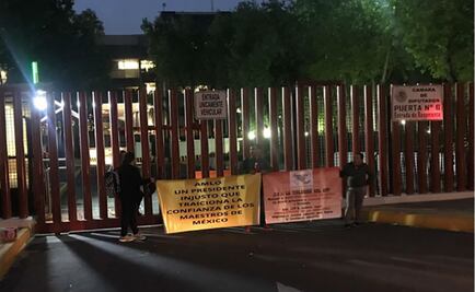 Bloquean asesores pedagógicos accesos a la Cámara de Diputados