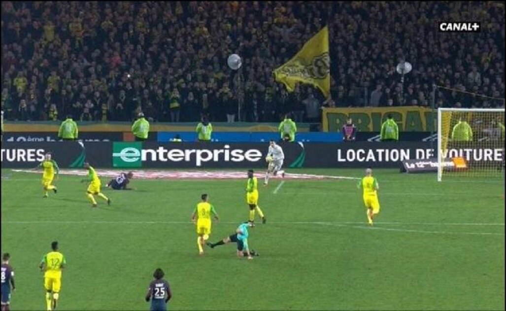 Árbitro patea a jugador y después lo expulsa