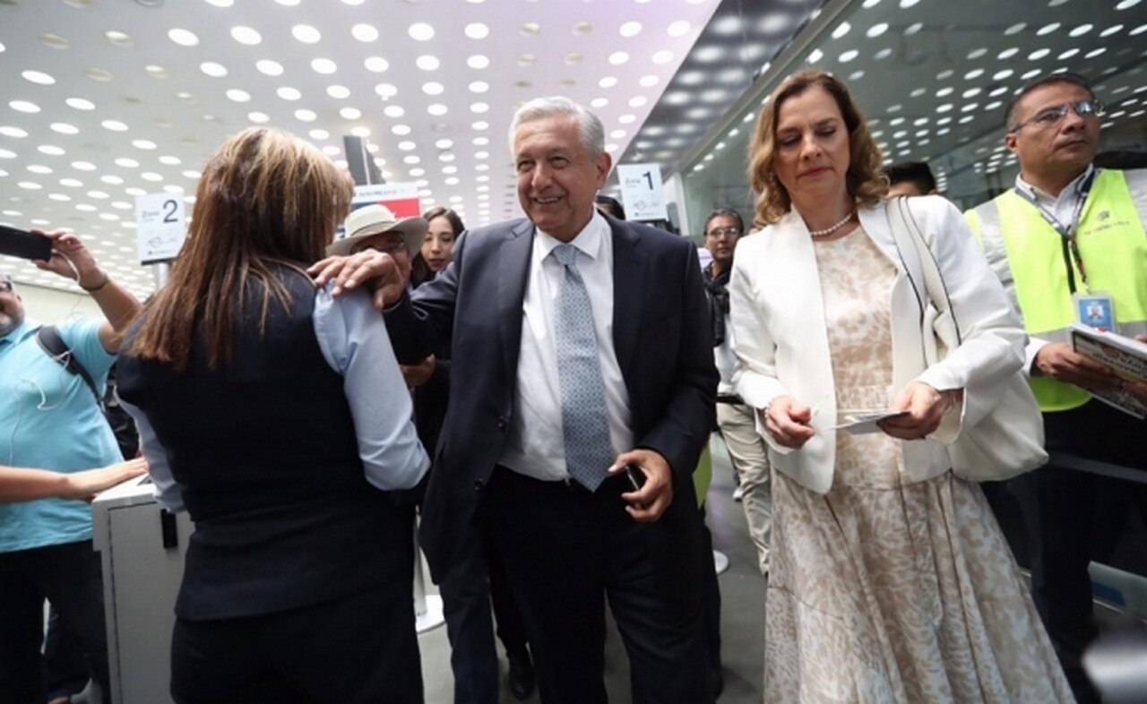 El presidente Andrés Manuel López Obrador y su esposa, Beatriz Gutiérrez. Foto: Germán Espinosa/EL UNIVERSAL