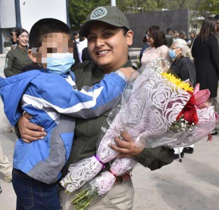 Con flores, celebran a las más de 200 madres policías de San Luis Potosí