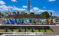 Letras monumentales de la capital se visten en honor a San Luis Rey de Francia