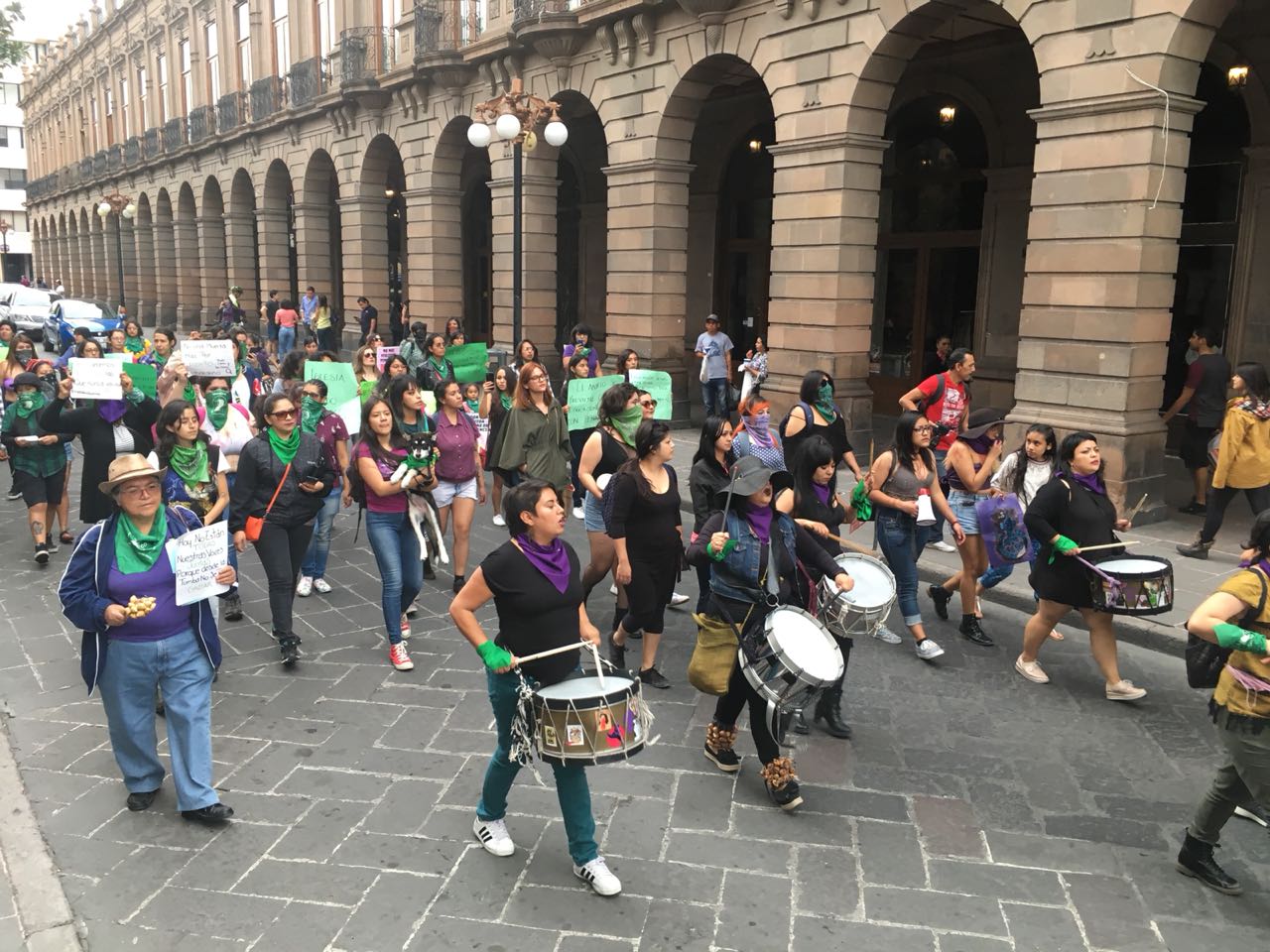 Marchan colectivos feministas por calles del Centro Histórico