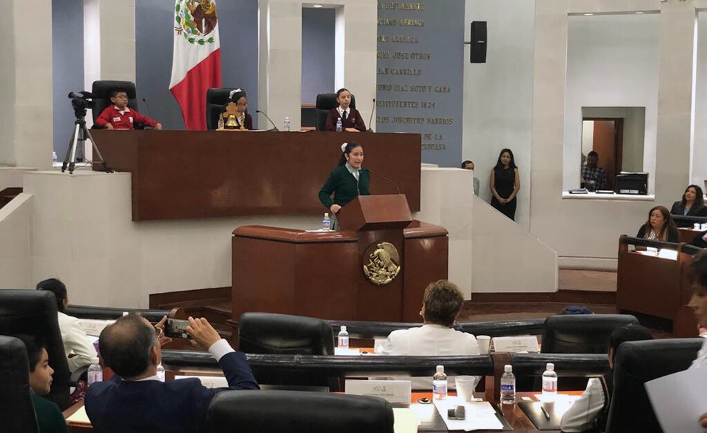 Niña diputada evidencia limitación al acceso a educación 